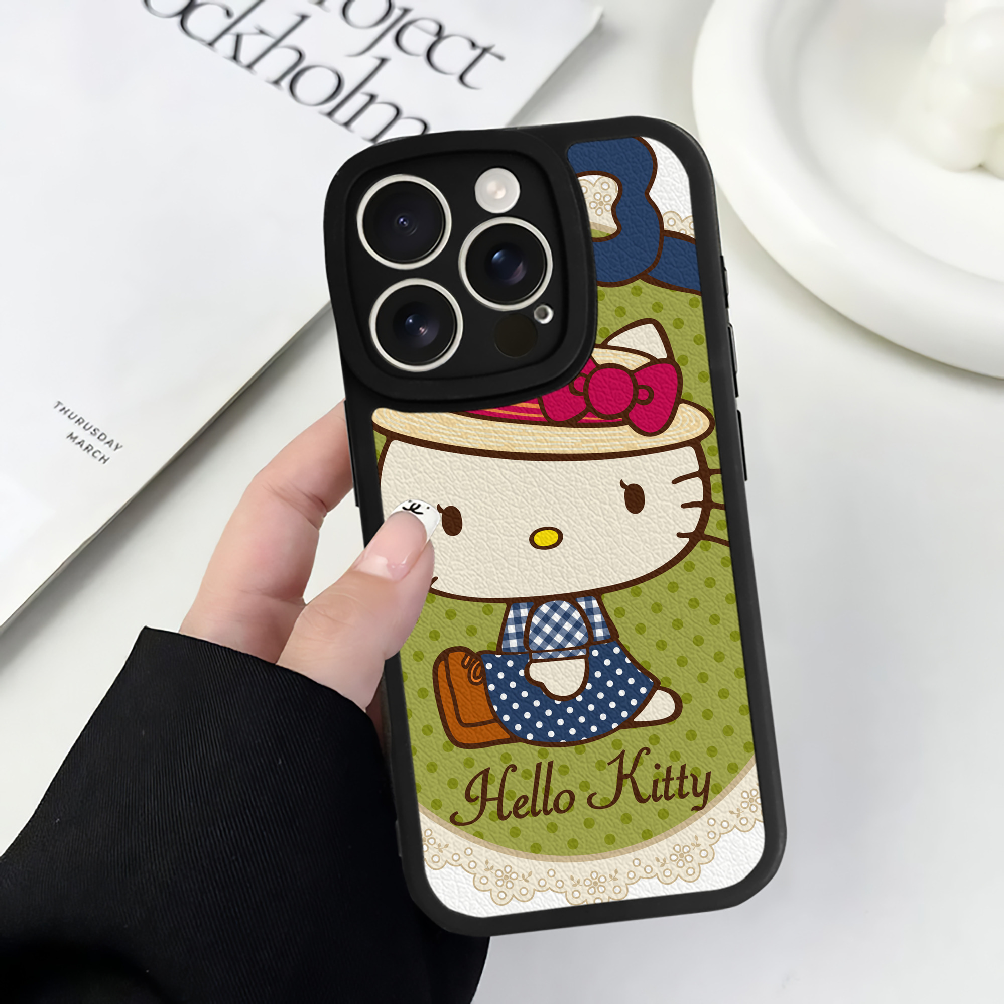 （画像用） Hello Kitty ハローキティ 【iPhone 16シリーズ対応】シリコンスマホケース（レザー調） 材質：シリコン